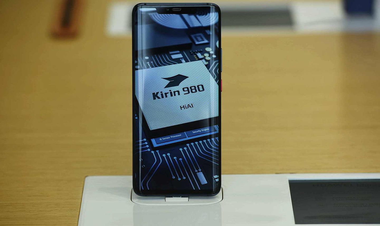 2019年2月24日，在中国杭州华为旗舰店中展示的华为 Mate 20 X手机，该手机屏幕显示采用的是麒麟980人工智能芯片。（视觉中国）