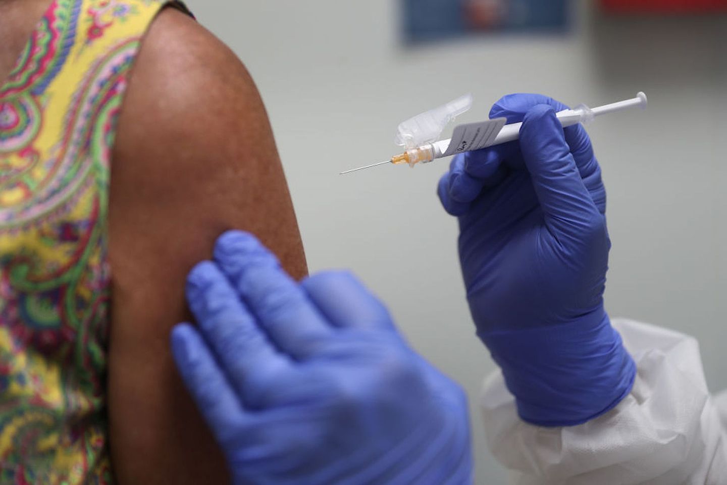 各国正争相研究新冠肺炎疫苗，图为2020年8月初一名女子在美国参与疫苗试验。（Getty）