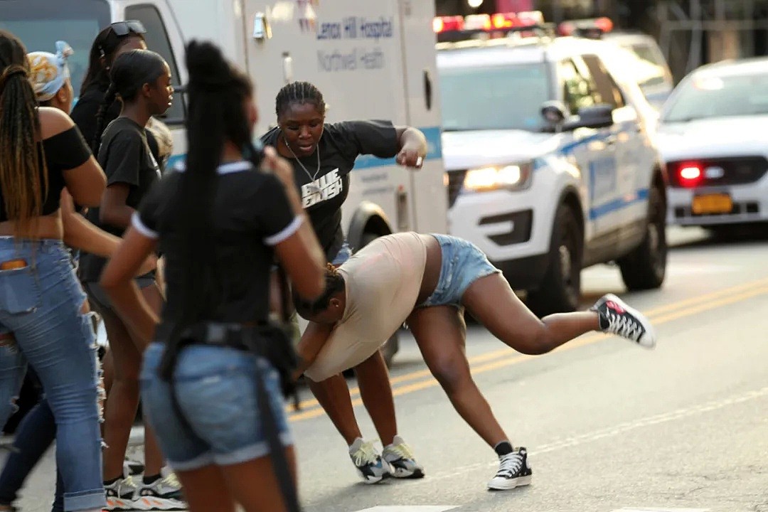纽约逮捕剧跌六成，11岁女孩被围殴，全身血肉模糊，警察选择袖手旁观；反恐局长儿子被打劫（组图） - 6