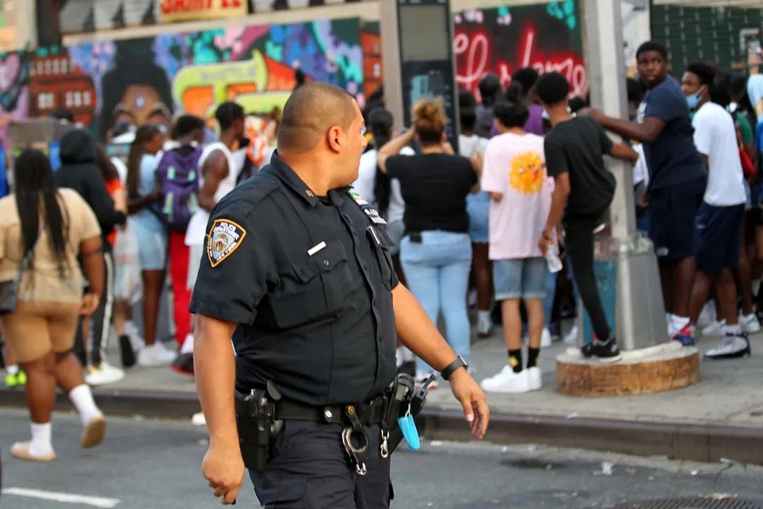 纽约逮捕剧跌六成，11岁女孩被围殴，全身血肉模糊，警察选择袖手旁观；反恐局长儿子被打劫（组图） - 9