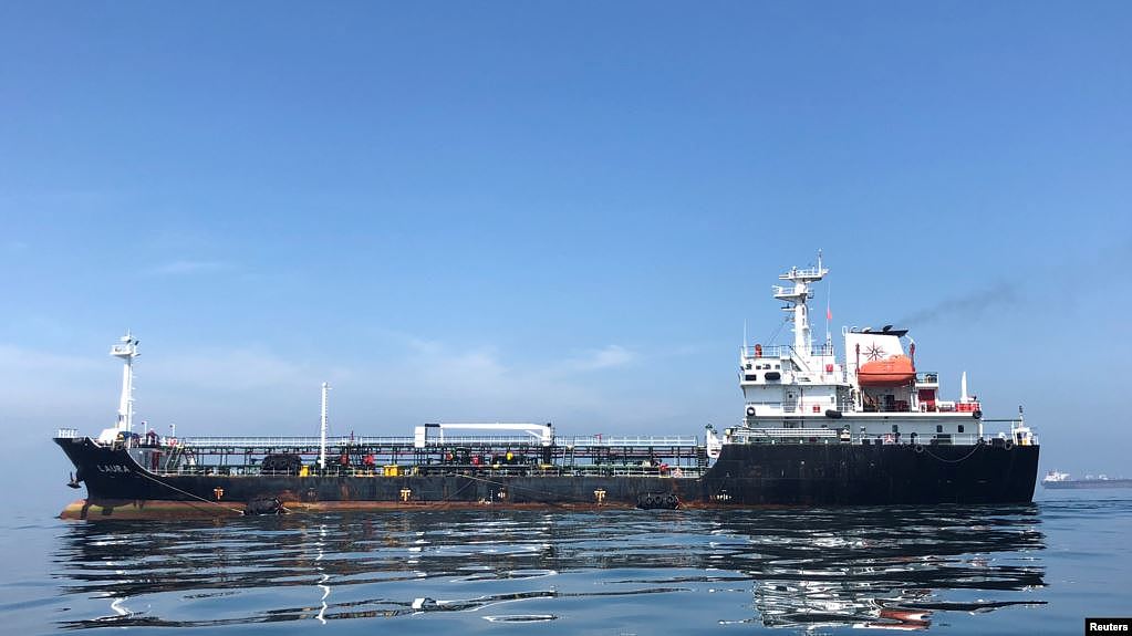 图为停泊在委内瑞拉科鲁兹炼油厂港口外的一艘巨型油轮（2018年7月19日）。