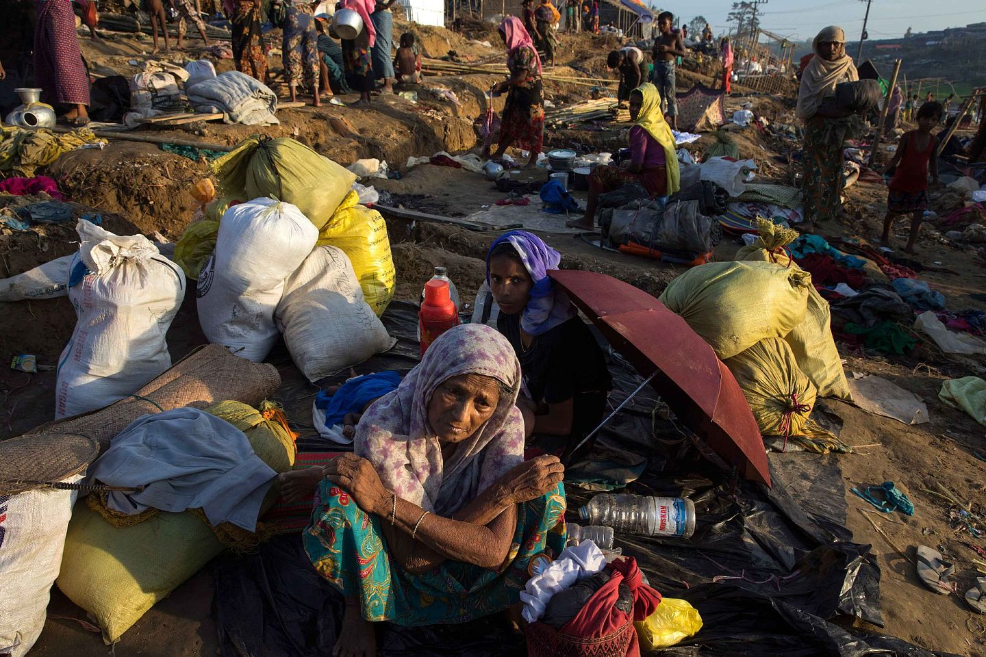 全球多个国家面临严重饥饿风险，图为暂居在孟加拉国难民营的罗兴亚人，面临饥饿威胁。（VCG）