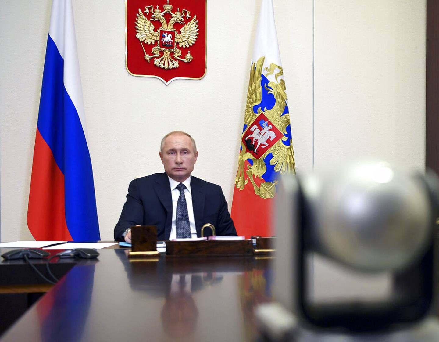 普京8月11日同内阁部长举行视频会议，宣布俄罗斯疫苗获得卫生部许可。 图为他当时在莫斯科家中开会。 （AP）