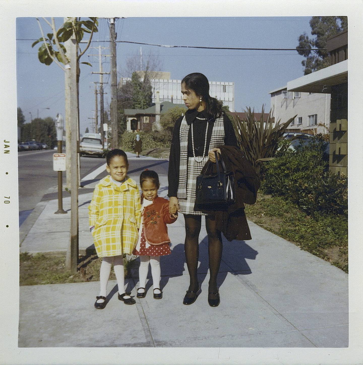 图为1970年1月，贺锦丽和母亲以及妹妹于加州伯克利的住所外合照。 （美联社）
