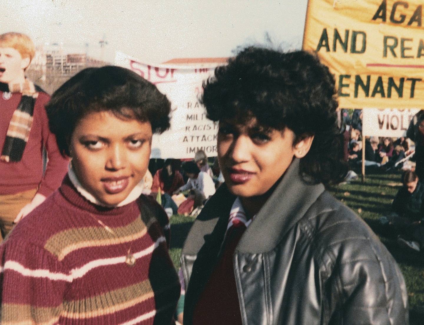 图为1982年11月，当时是大学一年级生的贺锦丽（右）于华盛顿霍华德大学参加反种族隔离示威。 （美联社）