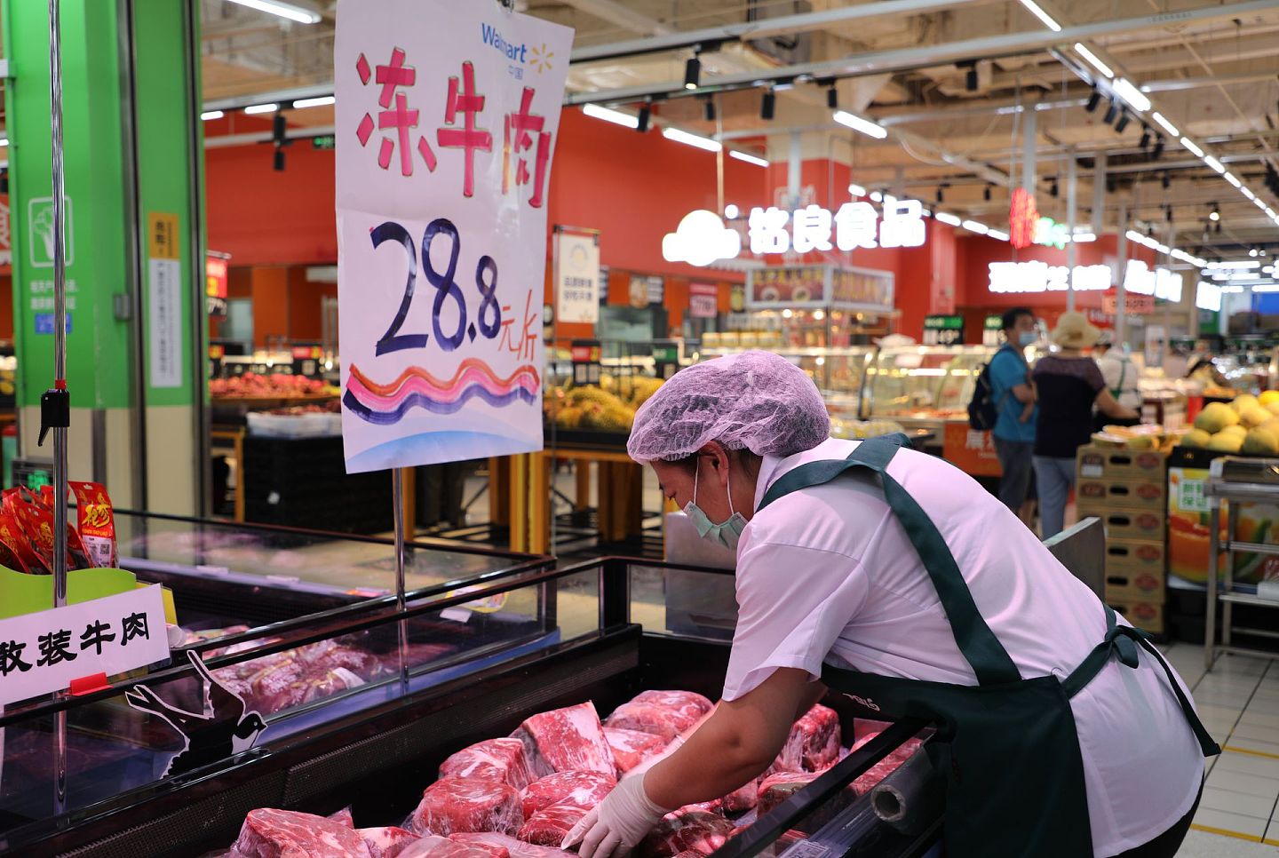 广义货币（M2）和食品价格的快速上涨都在说明中国经济已经进入一个通胀周期。民众的收入和经济的恢复都在受到威胁。（中新社）