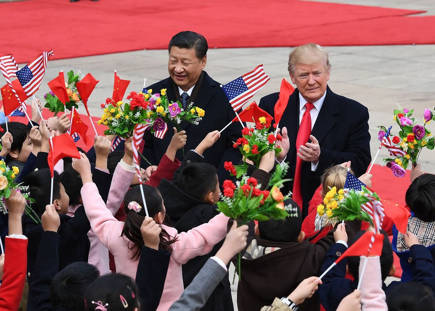 2017年11月9日，习近平在北京人民大会堂东门外广场举行欢迎仪式，欢迎特朗普对中国进行国事访问。（新华社）