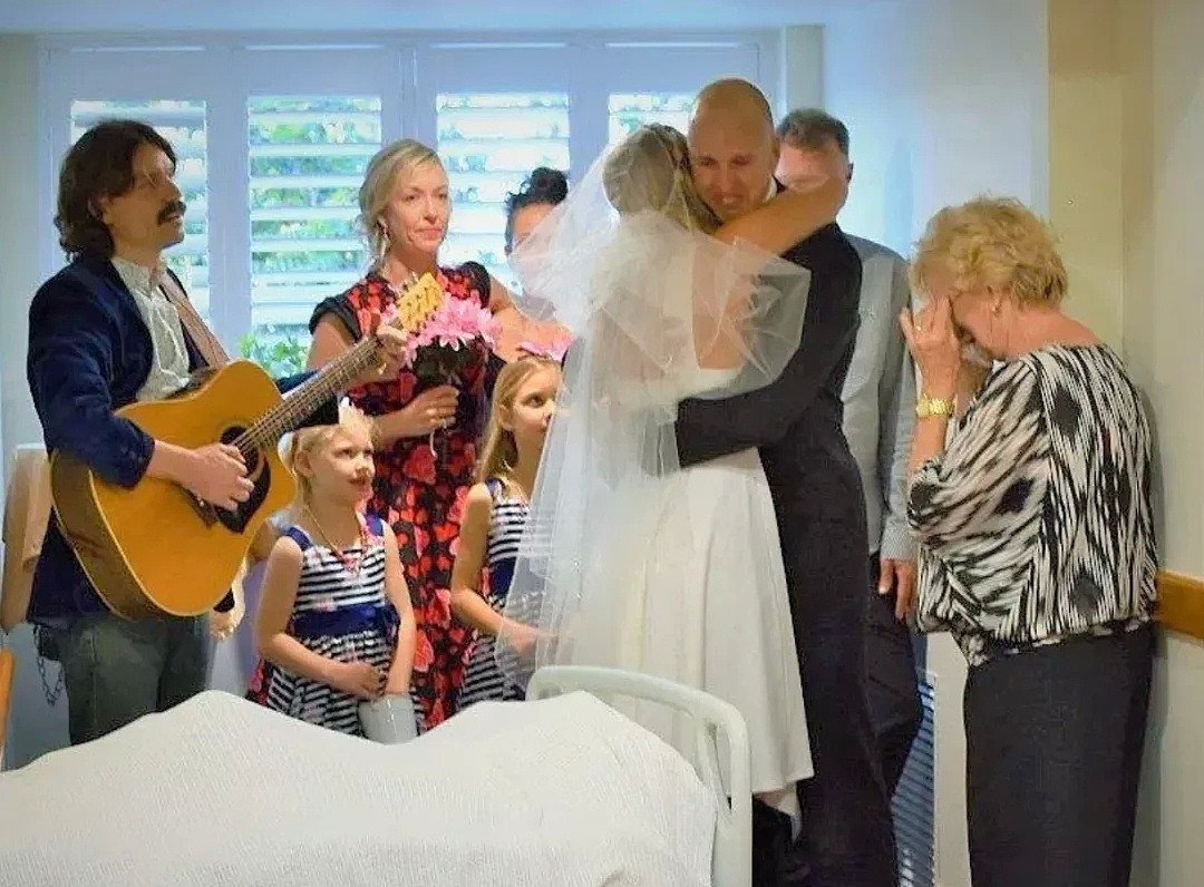 澳洲患癌父亲躺在病床上参加女儿婚礼，听到“我愿意”后咽气（组图） - 12