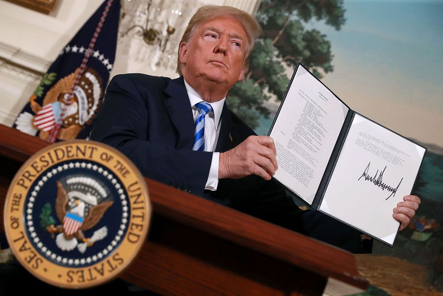 特朗普2018年签署命令退出伊朗核协议的留影。（GettyImages）