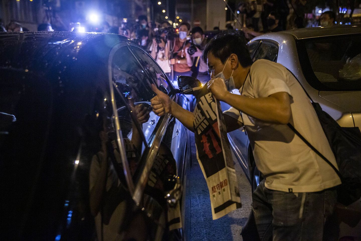 黎智英在被拘捕一天后获准保释，于当地时间12日凌晨时分离开香港旺角警署。（Getty）