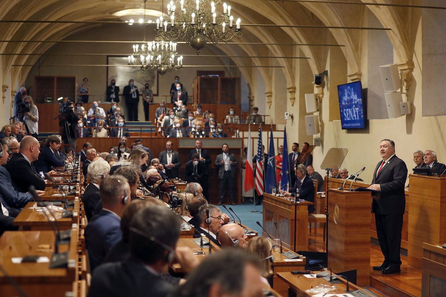 蓬佩奥8月12日访问捷克参议院，并呼吁当地提防中俄威胁，保障得来不易的民主。（AP）