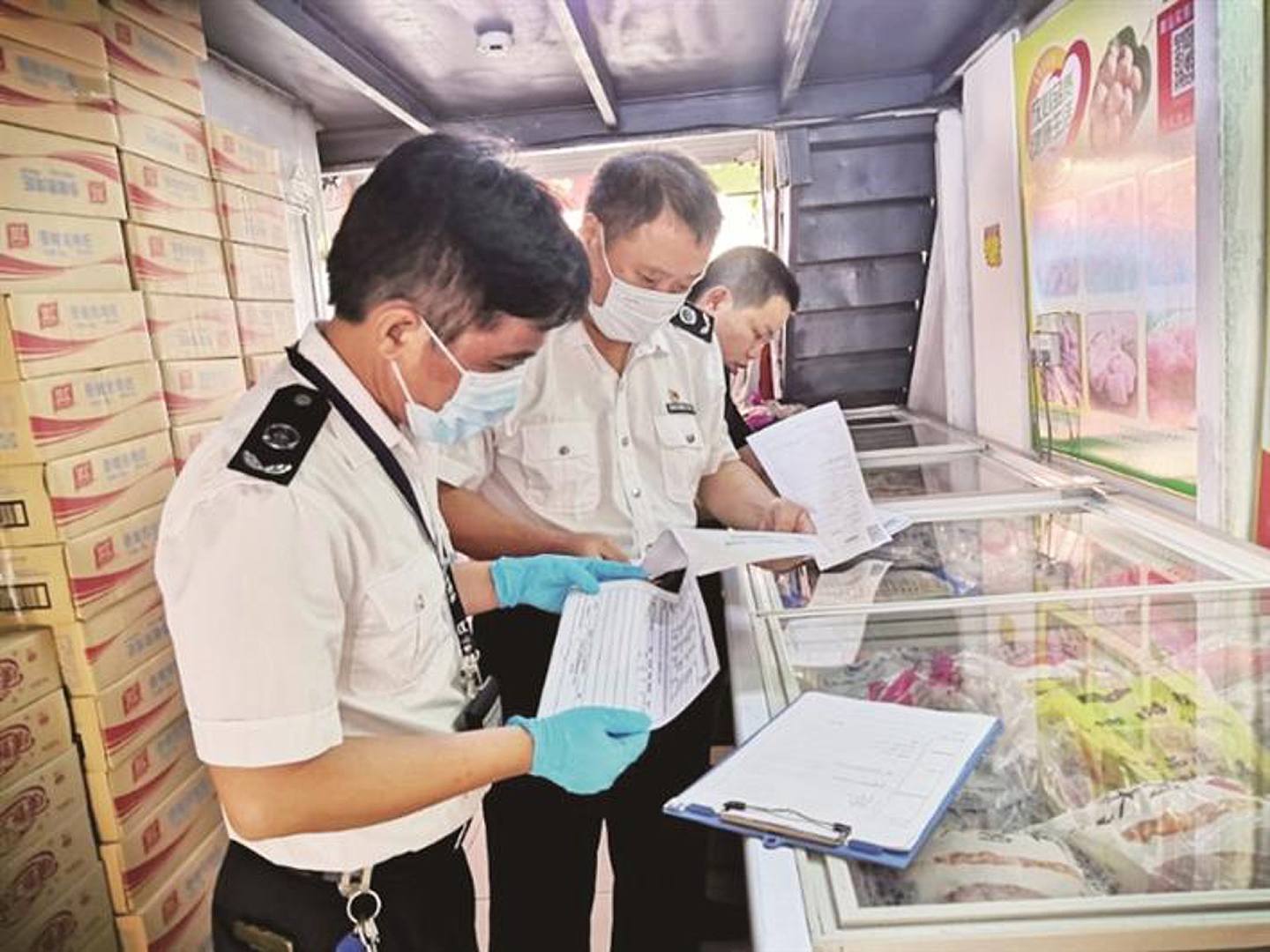 8月4日，深圳执法人员排查商场及超市的冷冻品。 （深圳侨报）