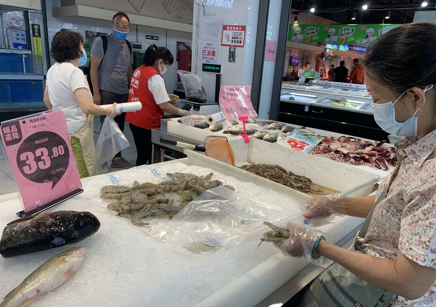 7月10日，北京市海澱區，市民在一家超市內選購厄瓜多爾蝦。（中新社）