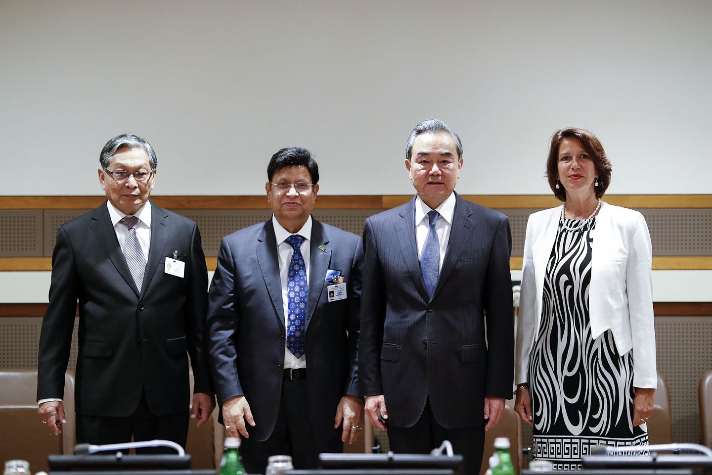 2019年9月23日，中国国务委员兼外长王毅（右二）在纽约联合国总部主持中缅孟三方非正式会晤，孟加拉国外长穆明（Abdul Kalam Abdul Momen，左二）出席。（新华社）