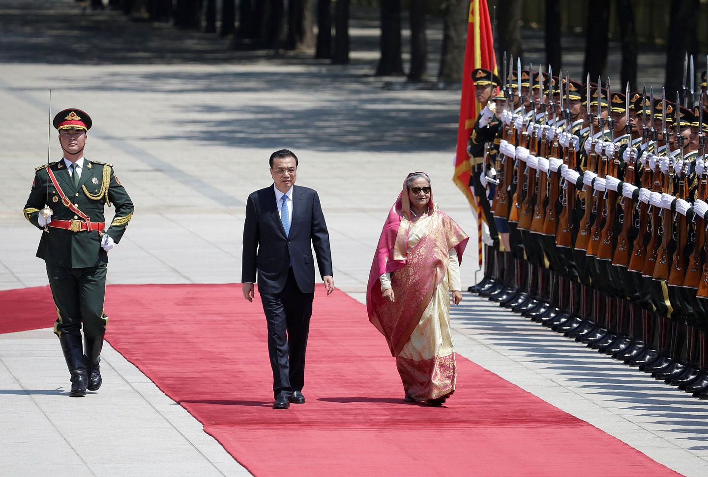 欢迎仪式现场，中国总理李克强陪同孟加拉国总理哈西娜检阅仪仗队。（Reuters）