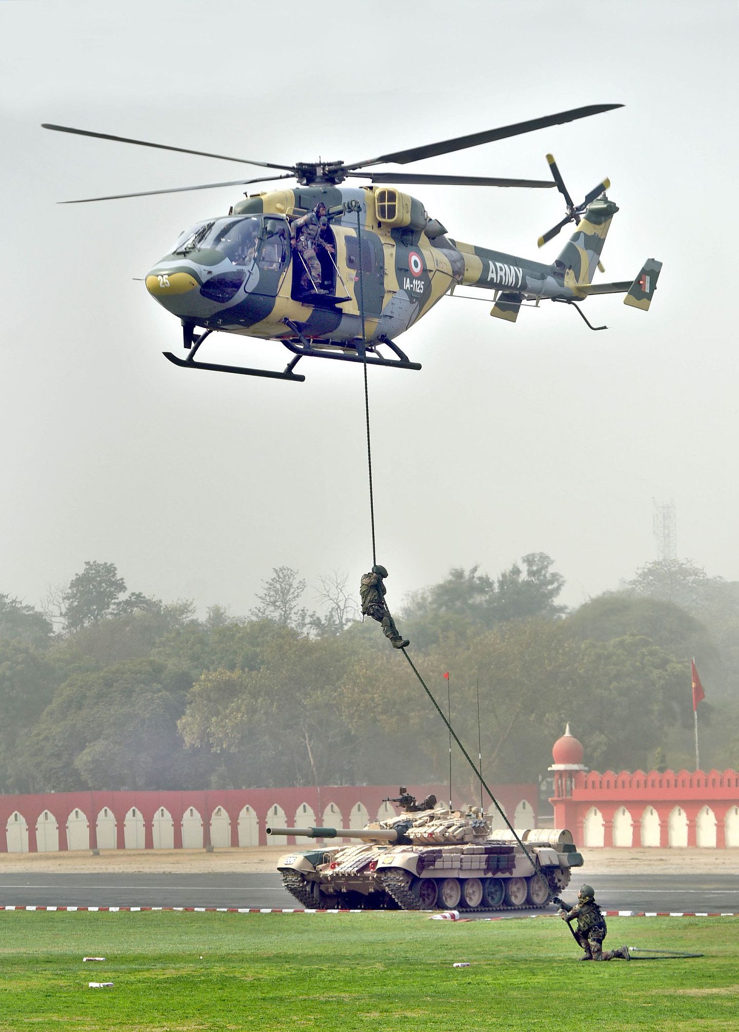 图中展示的印度陆军航空兵使用的“北极星”直升机是印度斯坦航空公司（HAL）依靠技术转让后“自力更生”的产物，其实战记录不佳，在印度军界人士之间更有闻者伤心，听者落泪之感。（Getty）