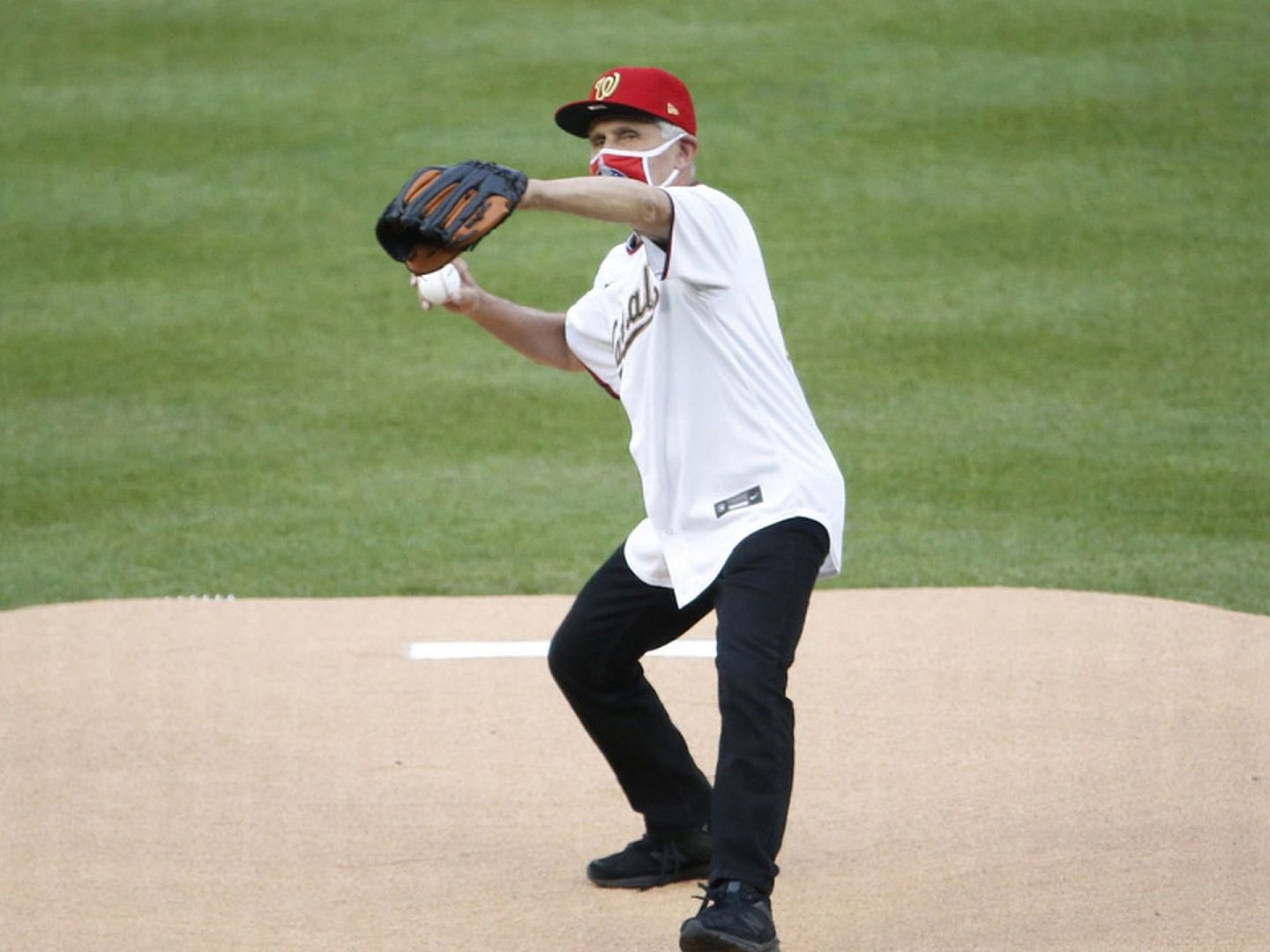 美国传染病研究所所长福奇（Anthony Fauci）为美国职业棒球大联盟的比赛开球。（Reuters）
