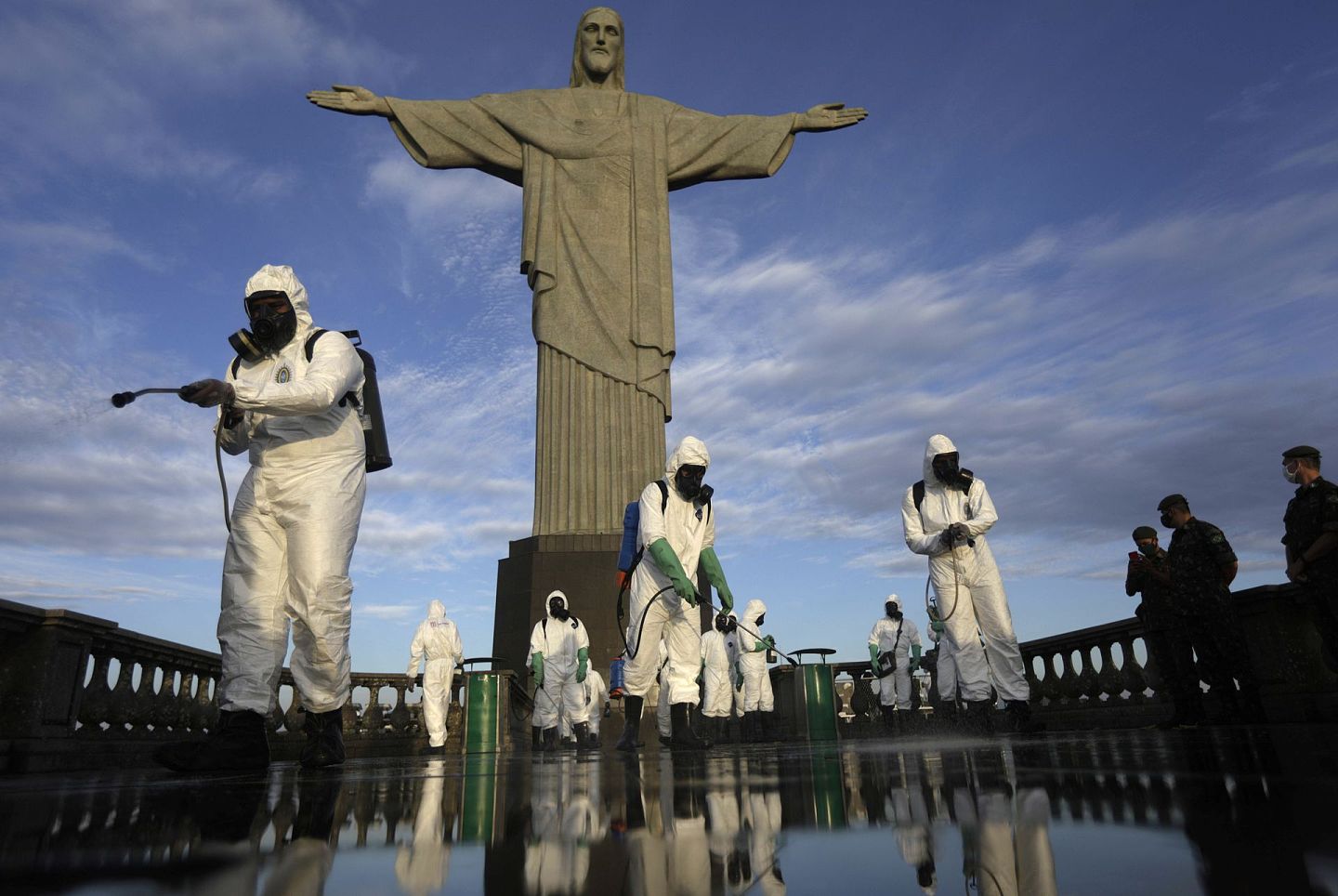 新冠肺炎：2020年8月13日在巴西里约热内卢（Rio de Janeiro），清洁人员在基督像前展开消毒工作（Reuters）