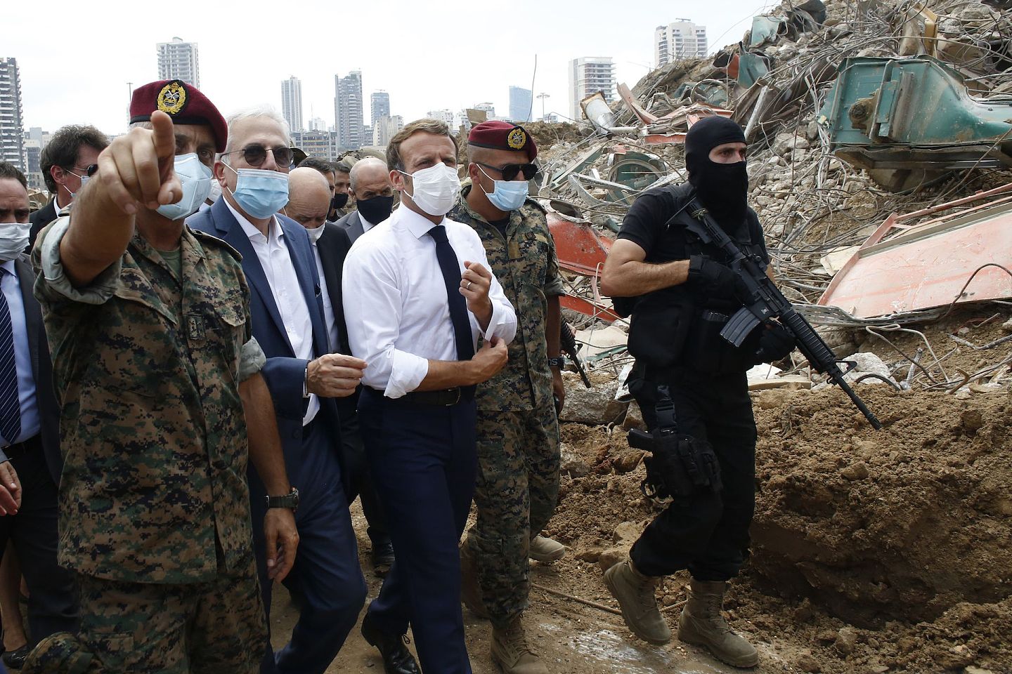 2020年8月6日，马克龙参观黎巴嫩贝鲁特港口爆炸的破坏现场。(美联社)