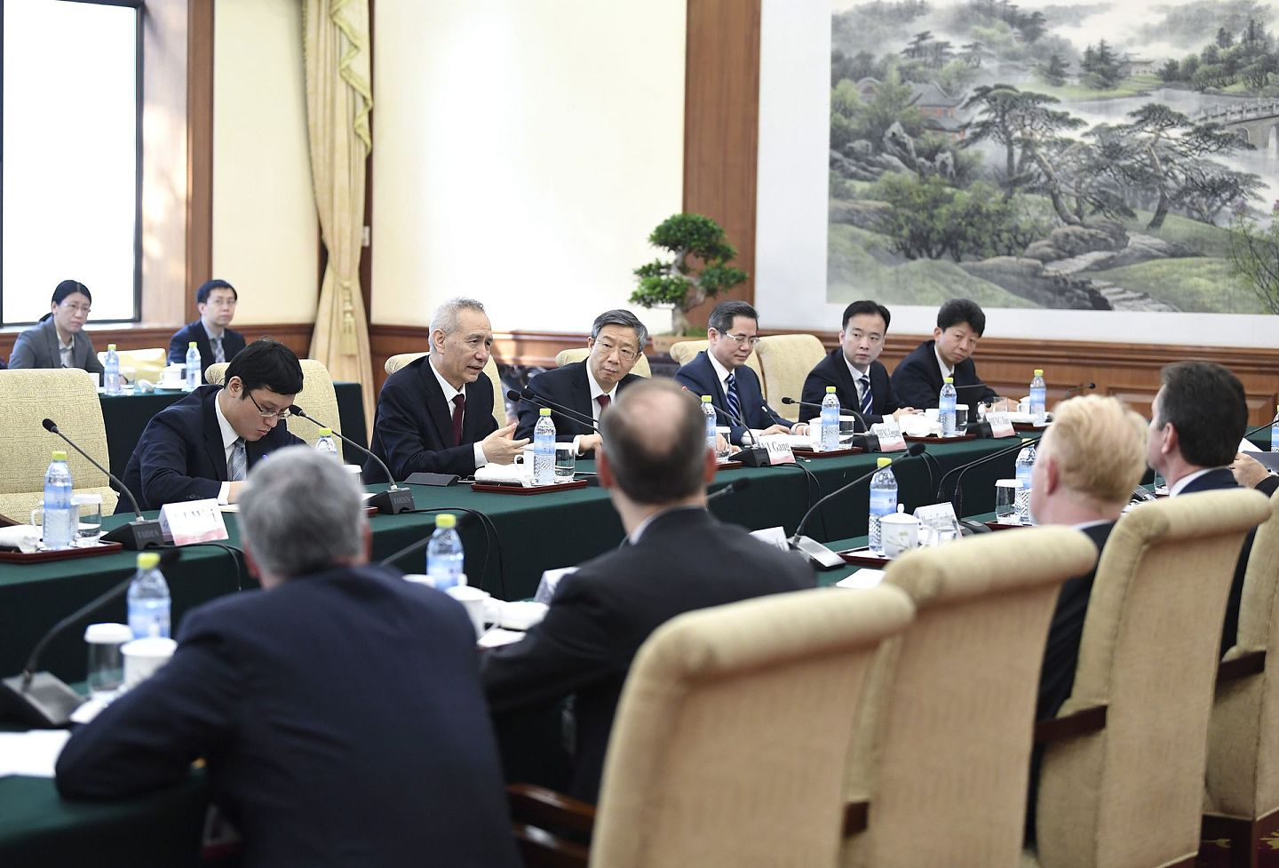 刘鹤在6月18日召开的陆家嘴论坛上称，“一个以国内循环为主、国际国内互促的双循环发展的新格局正在形成。”图为2018年3月24日，刘鹤与全球知名企业家举行座谈会。 （新华社）