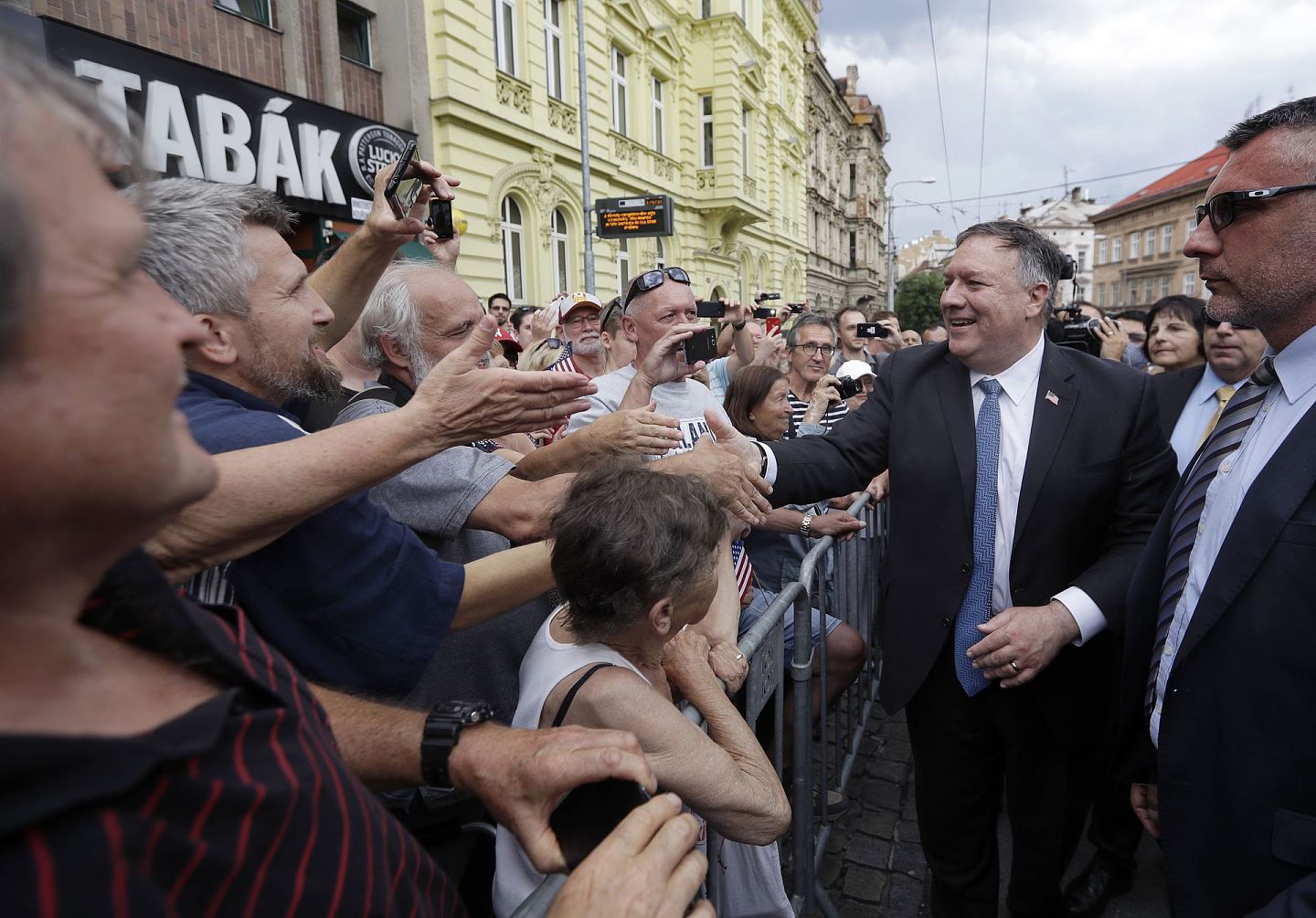 8月11日，蓬佩奥在捷克共和国布拉格附近的皮尔森（Pilsen）与民众握手。（AP）