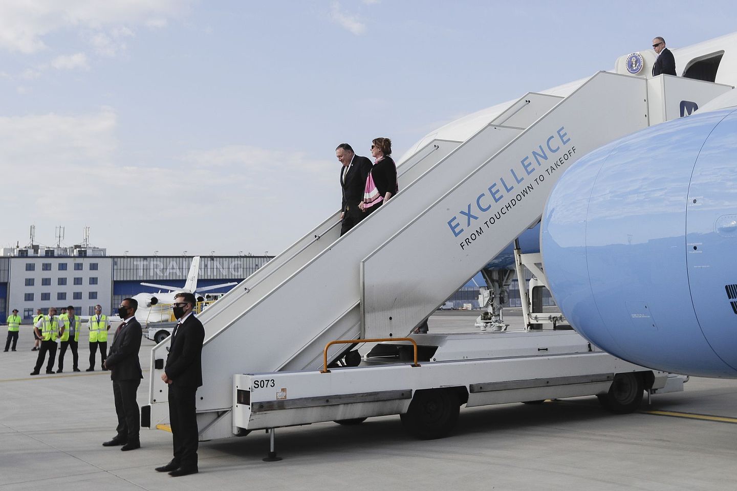8月11日，美国国务卿蓬佩奥和妻子苏珊·蓬佩奥（Susan Pompeo）抵达捷克共和国布拉格机场。（AP）