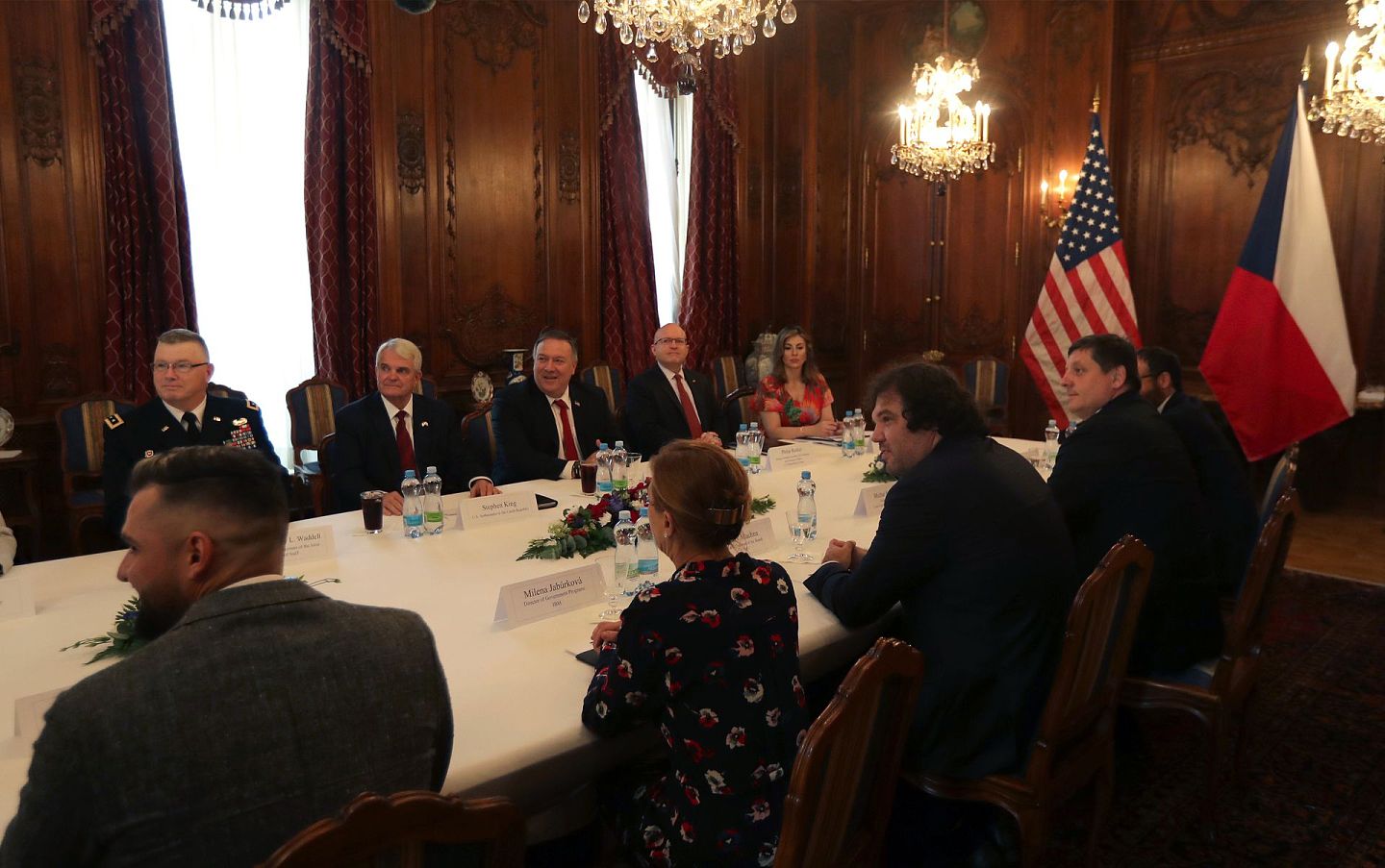 8月12日，美国国务卿蓬佩奥在捷克共和国布拉格参加圆桌会议。（AP）