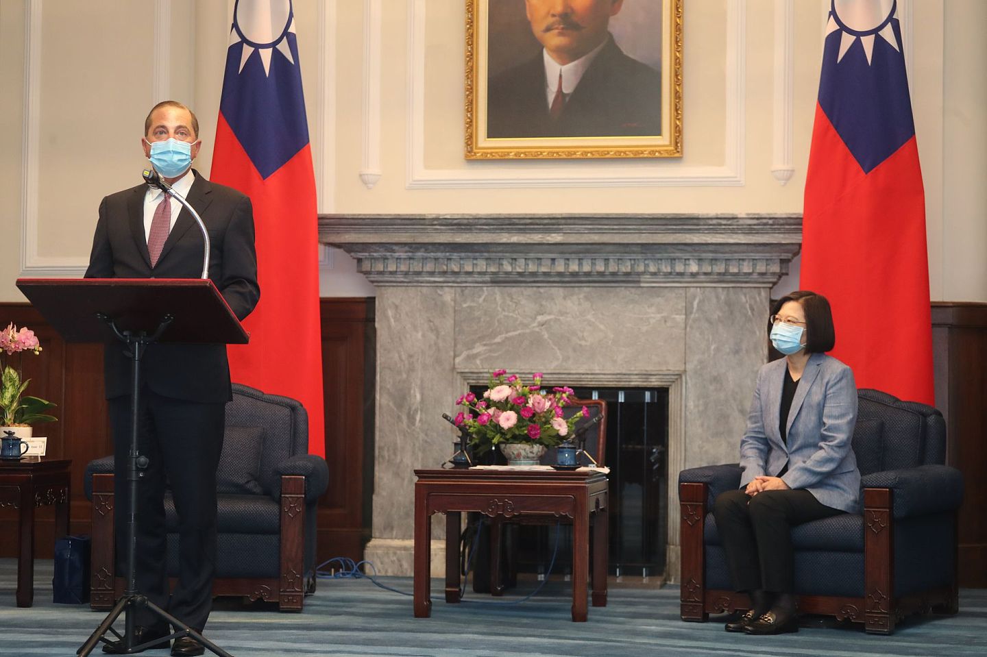 美国卫生部长阿札尔（Alex Azar）（左）赴台时的口误，竟有不少台湾人急于为其辩护。 （中央社）