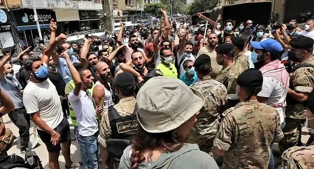 灾后30万人流浪！黎巴嫩民众大规模示威，政府宣布集体辞职，真正的“灾难”才刚刚开始…（组图） - 38
