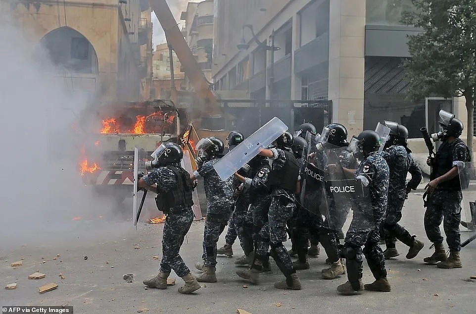 灾后30万人流浪！黎巴嫩民众大规模示威，政府宣布集体辞职，真正的“灾难”才刚刚开始…（组图） - 45