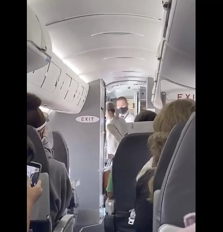 惊！洛杉矶女乘客不戴口罩被拒登机后，竟对航空人员作出这种事（组图） - 10