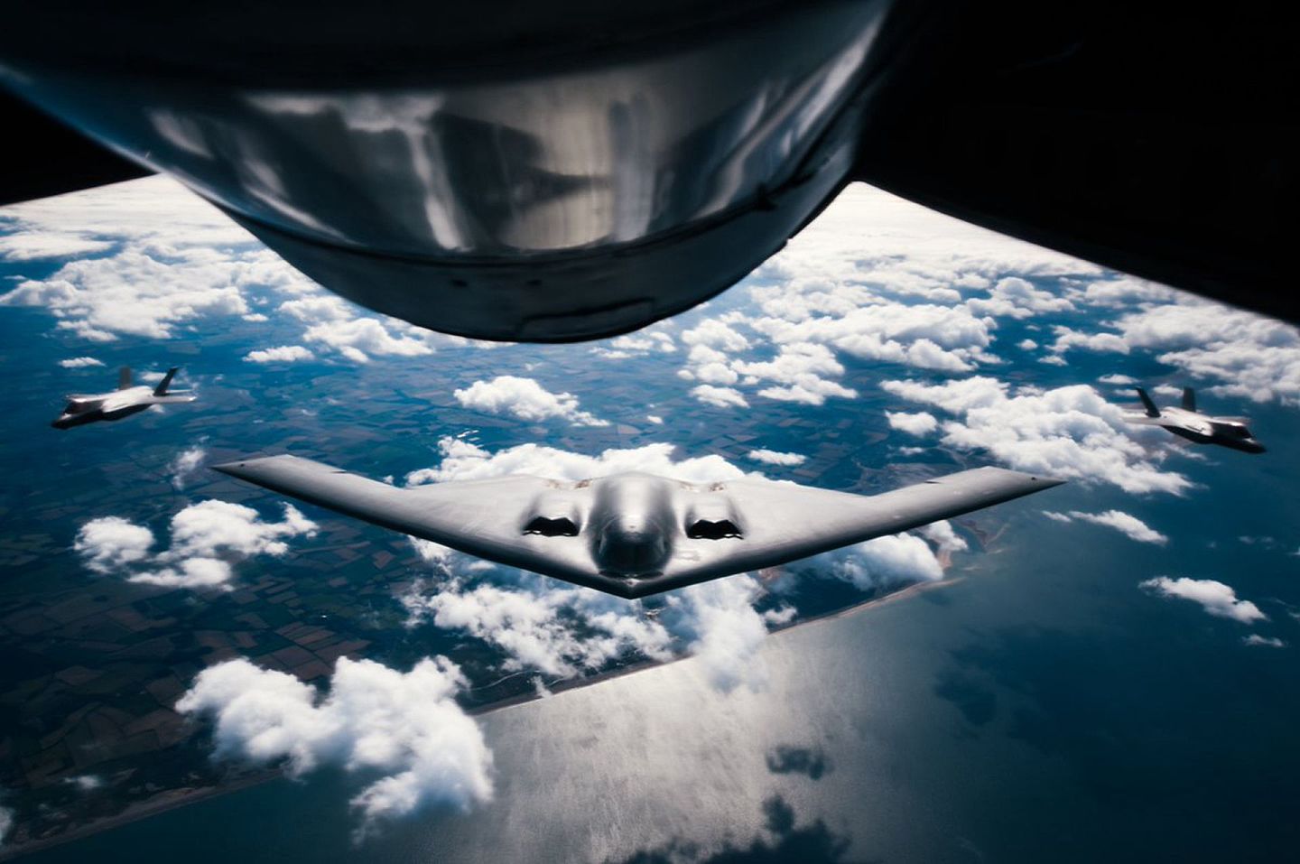 “美国欧洲司令部”（EUCOM）8月27日在新闻发布会上发表公告称，美空军当天已在英国费尔福德空军基地部署了3架可搭载核武器的B-2隐身轰炸机。（Twitter@USAFE-AFAFRICA）