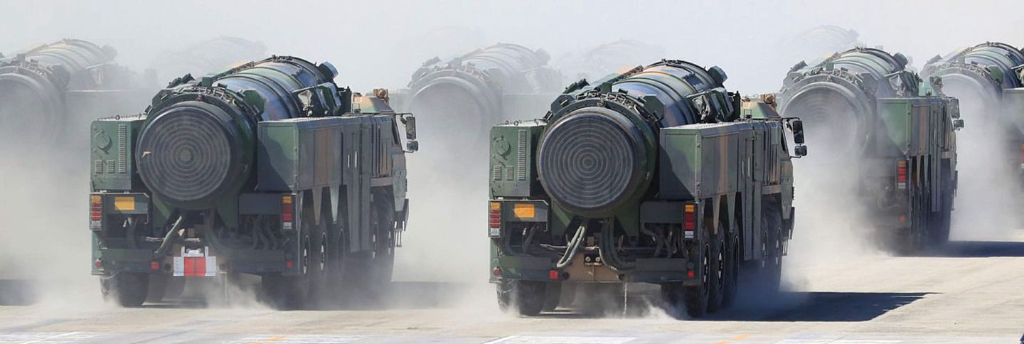 2017年7月30日在内蒙古朱日和训练基地进行的庆祝中国解放军建军90周年的阅兵，展示了大批先进作战武器，不少装备均是首次在阅兵中亮相。（新华社）