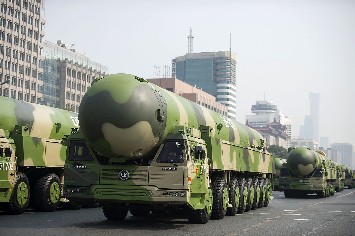 2019年10月1日上午，在庆祝中华人民共和国成立70周年大会上，受阅的东风-41核导弹方队通过东单路口。     （新华社）