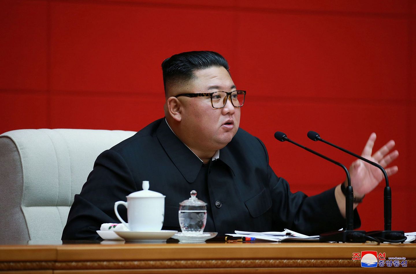 朝中社8月15日称，劳动党建党75周年之际，朝鲜决定实施大赦。图为朝中社14日发布的相片，显示领袖金正恩13日在平壤出席政治局会议的情形。（Reuters）