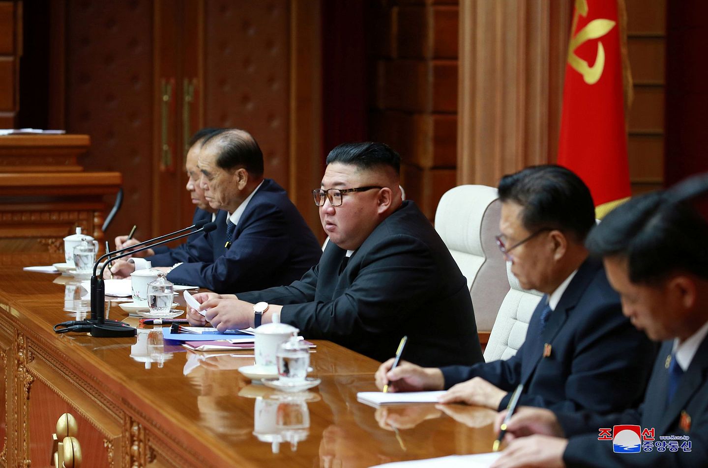 朝中社8月14日发布的相片，显示金正恩13日在平壤出席政治局会议的情形。（Reuters）