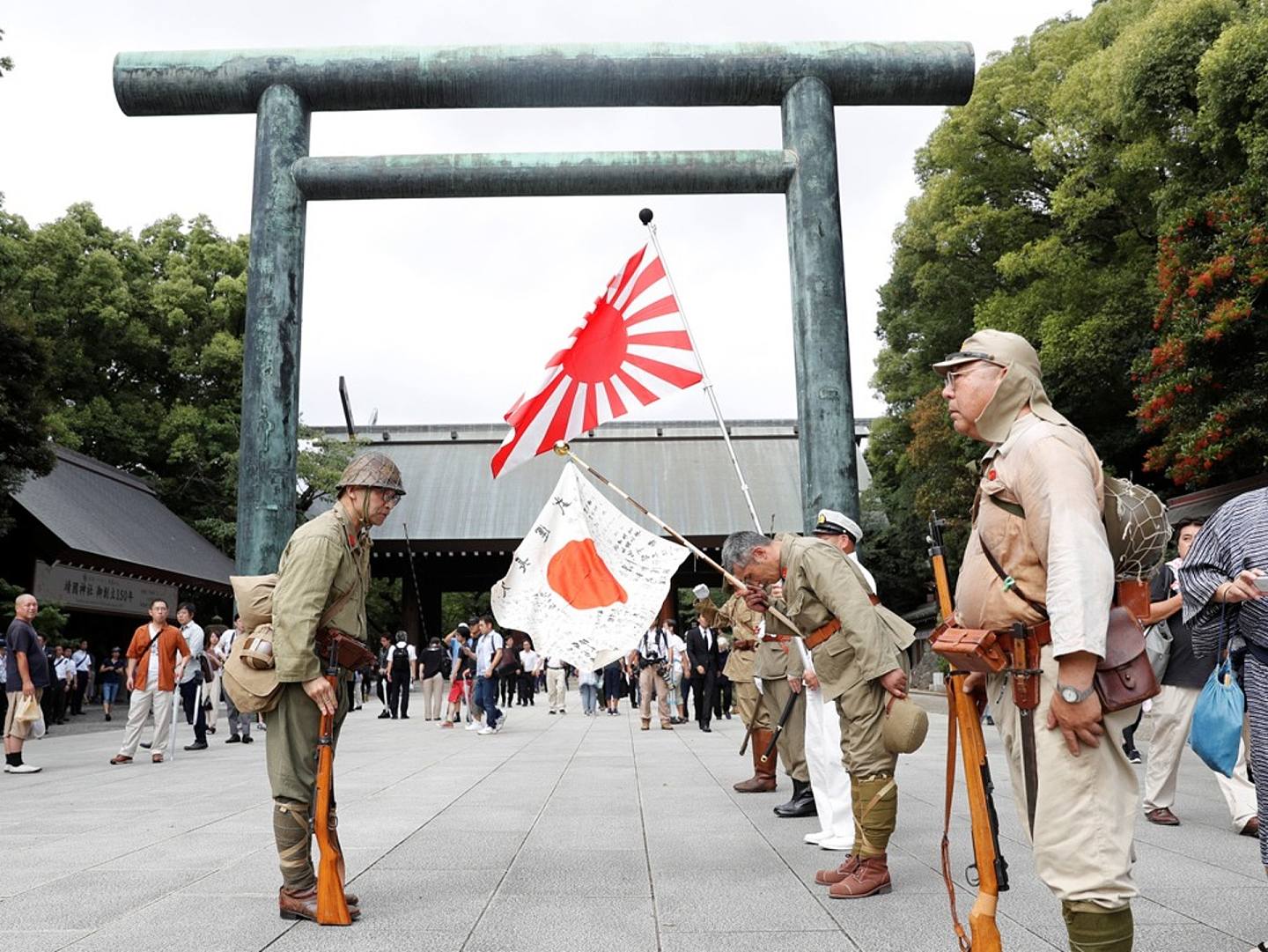 靖国神社被视为日本军国主义象征。图为2019年8月15日，身着旧日本军装的男子参拜靖国神社。（Reuters）