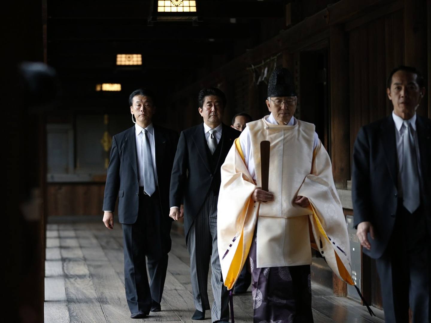 2013年12月26日，日本首相安倍晋三（左二）参拜靖国神社。（Reuters）