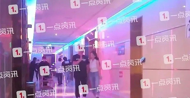 人设崩塌！王岳伦深夜现身KTV壁咚美女，“最爱李湘”声明已删除，定情手镯很久没戴了（组图） - 7