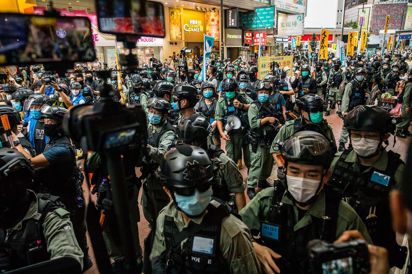 2020年7月1日，香港警察在街道上与抗议者对峙，一名警察遭到袭击受伤，多名抗议者遭到逮捕。（AFP）