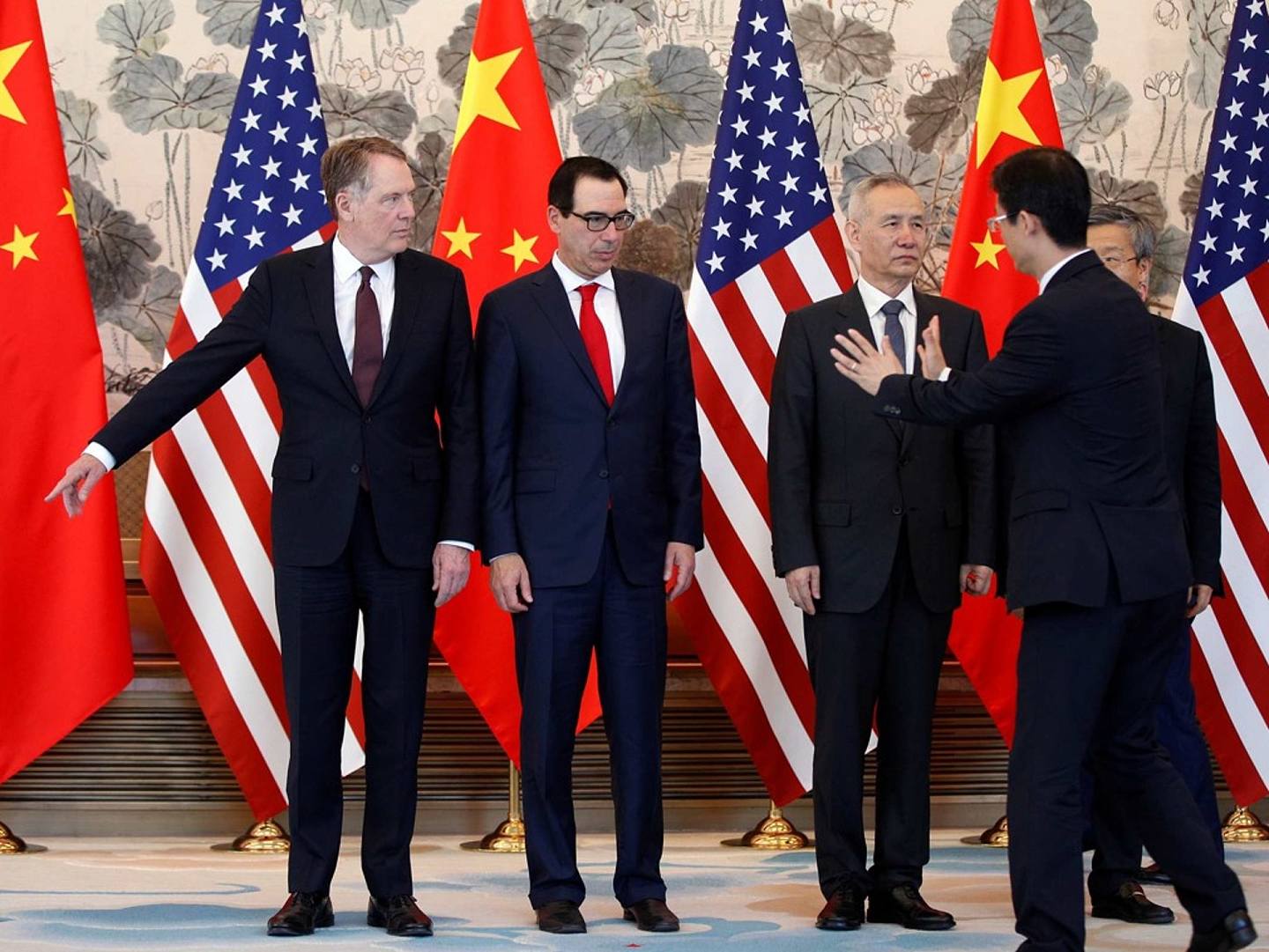 2019年5月1日，中美官员在北京钓鱼台国宾馆举行新一轮贸易谈判。由于分歧明显，会谈被迫暂停，中美双方相互继续加征关税。（Reuters）