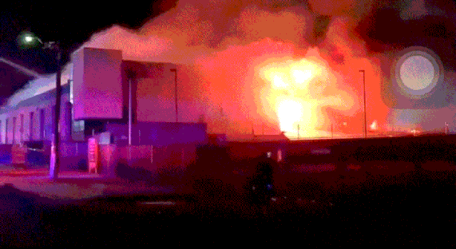 珀斯华人区又一起恶劣纵火案！Spotlight被烧毁，火焰窜至40米，四小时才扑灭 - 2