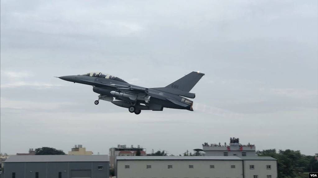 经改装升级的F-16V战机参加了汉光35号演习战备道战机起降演练。（美国之音萧洵）