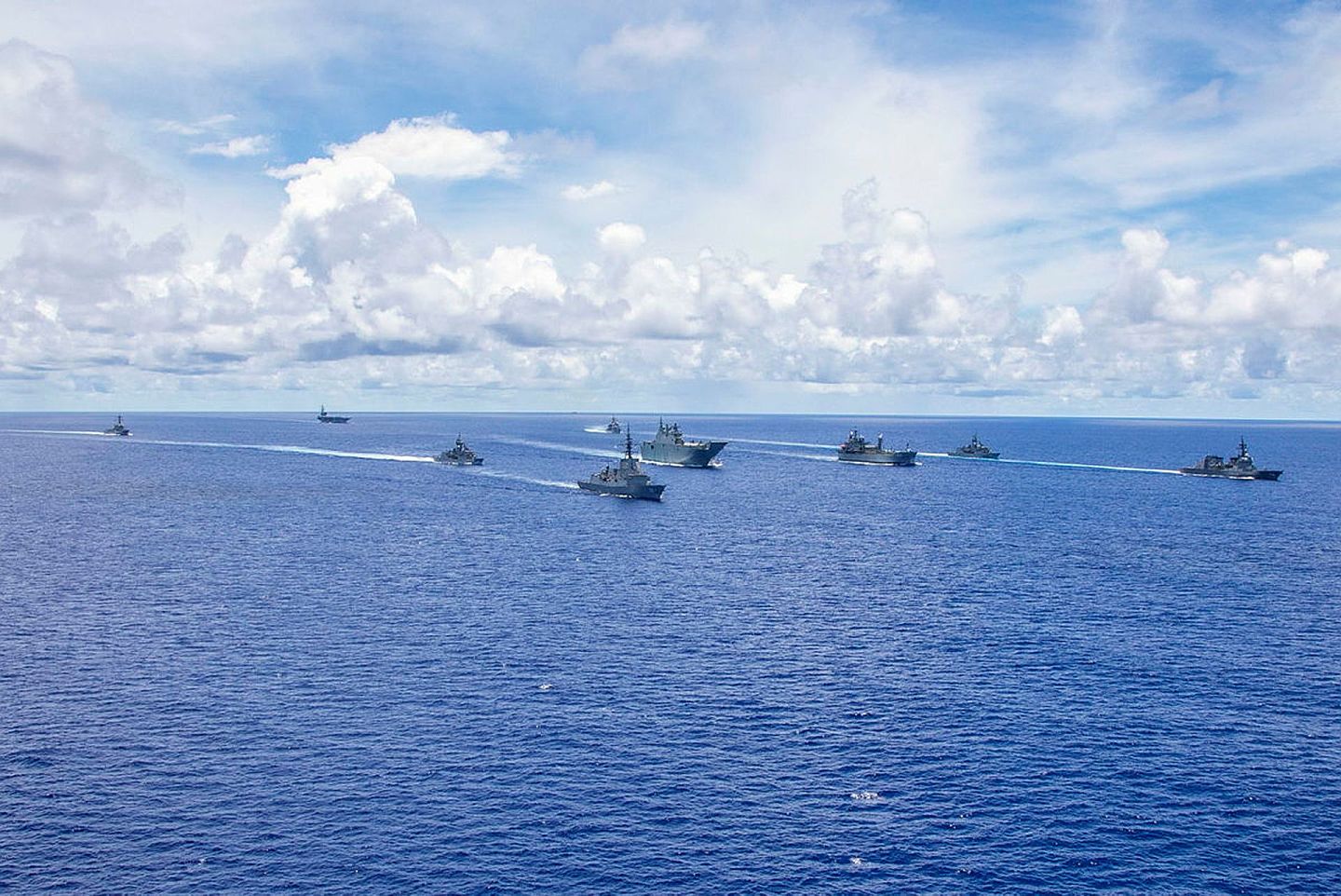 7月19日至23日，美日澳等三国海军在从南海至美属关岛附近海域，进行了三国联合训练。自美国政府发布南海声明以来，南海局势日益紧张。（澳大利亚国防部）