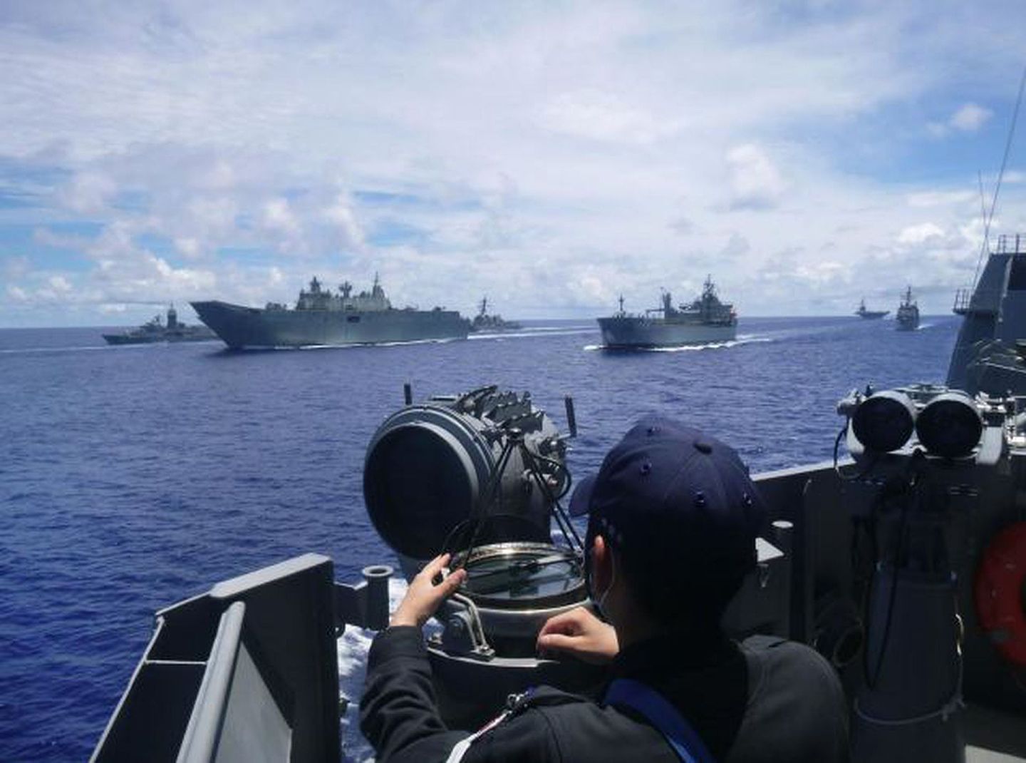 7月19日至23日，美日澳等三国海军在从南海至美属关岛附近海域，进行了三国联合训练，共9艘舰船和多架战机开展了战术训练。（日本海上自卫队）