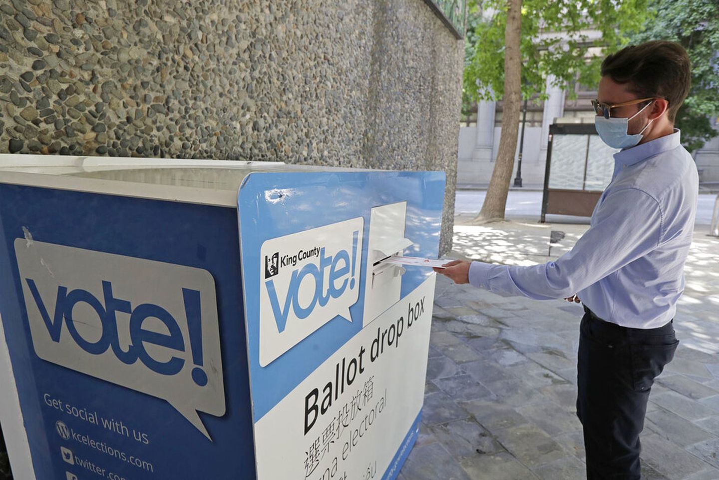 多州设有邮寄选票收集箱，方便选民将填好的选票送回选举当局。（美联社）