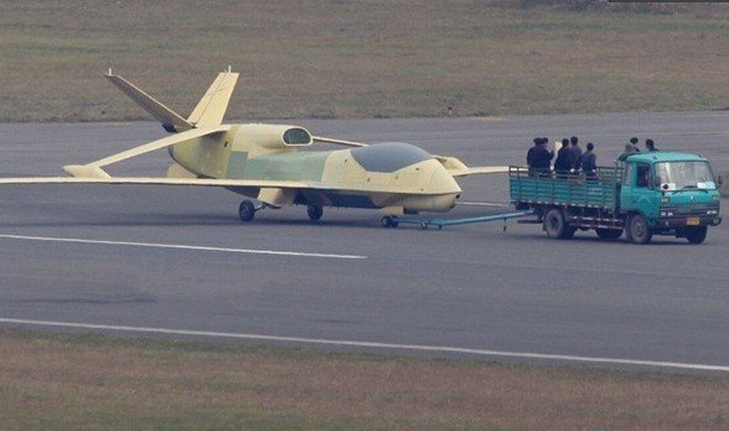 2017年1月，有中国大陆军事网友曝光了解放军最新型“翔龙”无人机的试飞新照。（超级大本营军事论坛）
