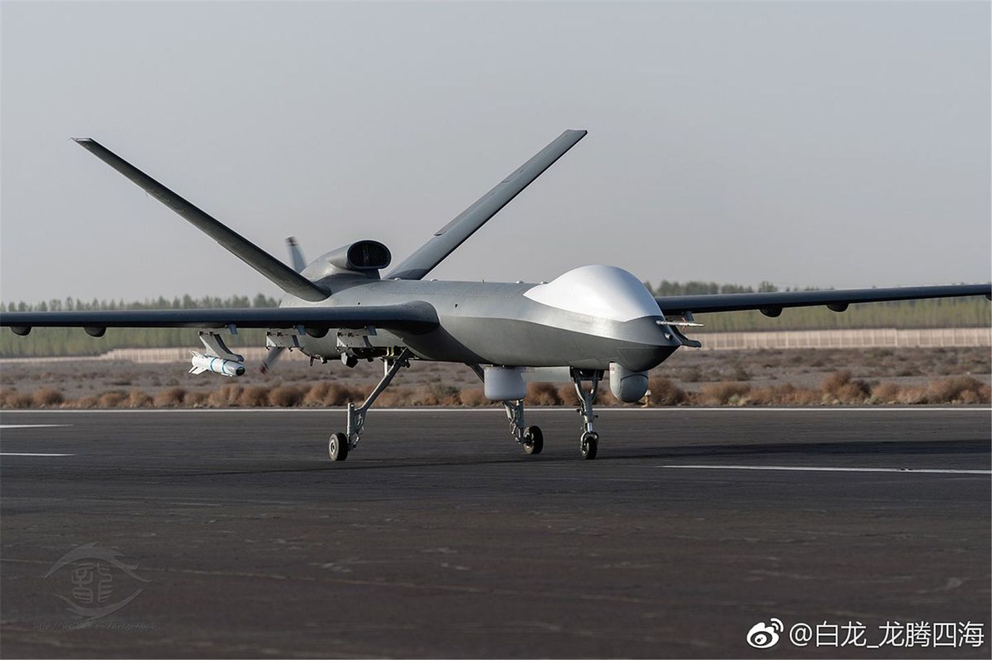 彩虹-5无人机被视为当前中国一款主打的军用无人机。（微博@白龙_龙腾四海）