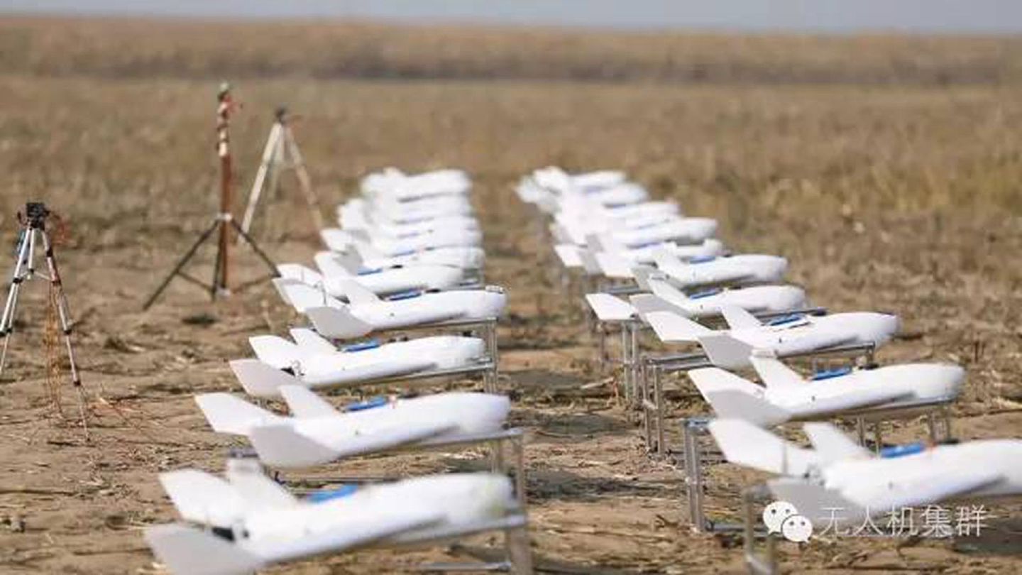 2016年11月1日，珠海航展展示了67架固定翼无人机集群飞行。（“无人机集群”公众号）