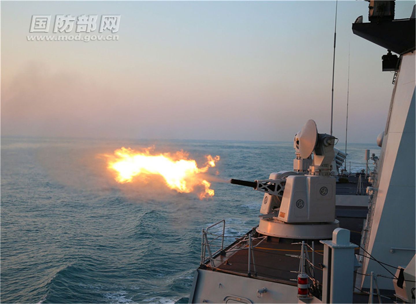 解放军东部战区海军舰船开火瞬间。图为2017年2月，东部战区海军驱护舰编队开展对抗演练，近防炮开火。（中国国防部网）